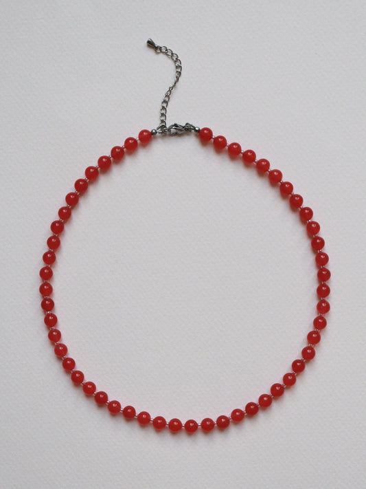 Le collier Rouge et rose métallique