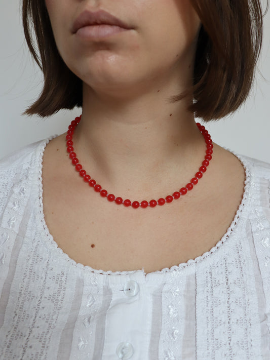 Le collier Rouge et rose métallique